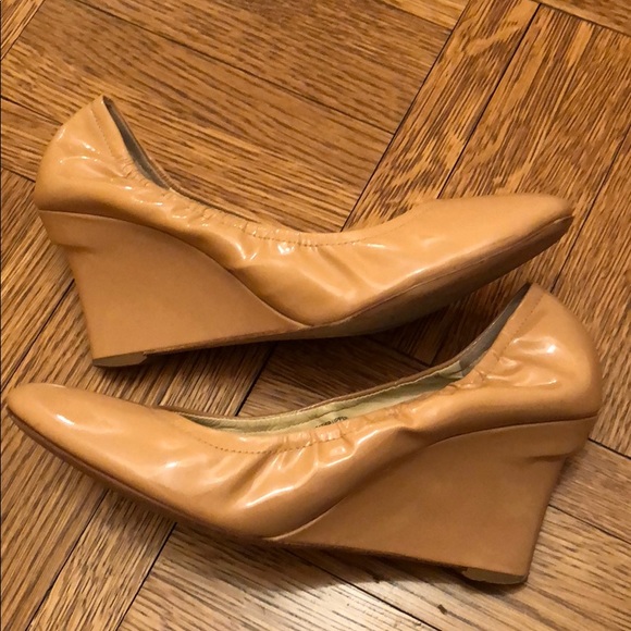 Vera Wang Lavender Beige Paten Leather Wedge Heels - Picture 4 of 6